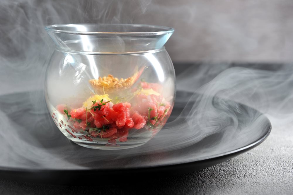 Čerstvě zauzený telecí tatarák, 
yuzu, hořčice, řeřicha, rýže