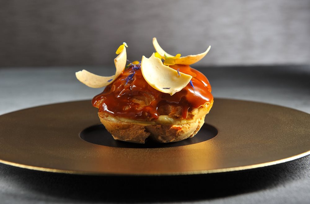 Cream Puff, dulche de leche, vanilla from Madagascar, burnt chocolate 