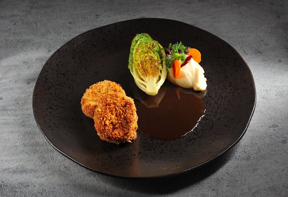 Telecí filet mignon v trojobalu, celerové pyré, římský salát, kyselá karotka 